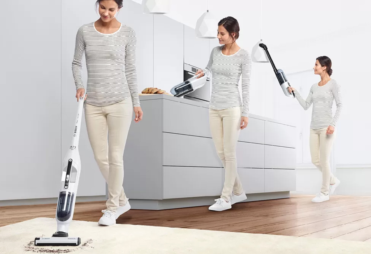 Στη φωτογραφία απεικονίζεται μία γυναίκα που καθαρίζει σε διάφορα επίπεδα ύψους